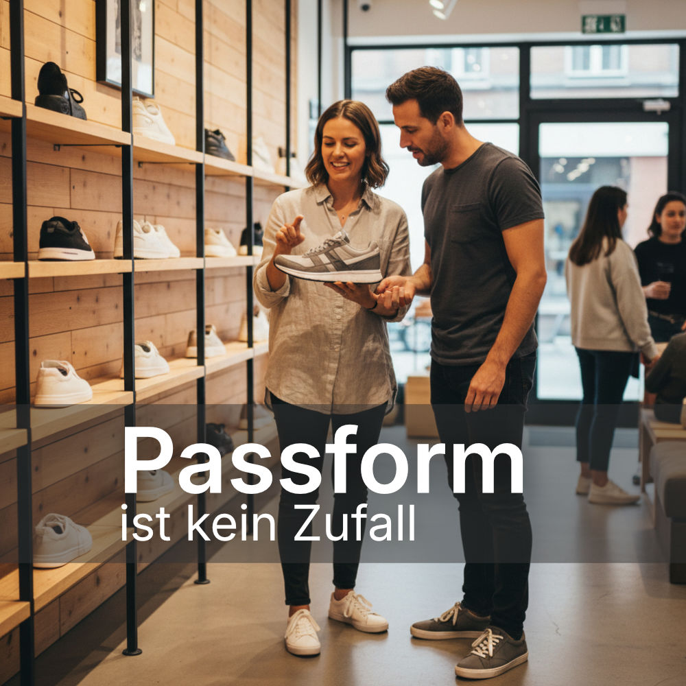 Ein Mann lässt sich in einem Schuhgeschäft für Sondergrößen von einer Frau beraten - Symbolbild für "Schuh-Passform ist kein Zufall"